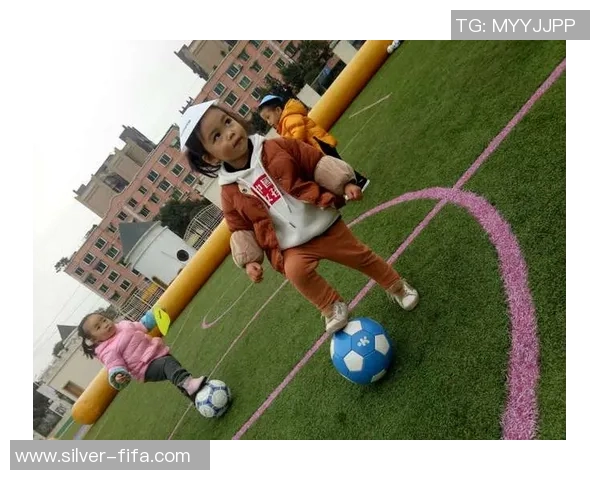 幼儿园足球联赛精彩纷呈小小球员展现无限潜力与团队精神 幼儿园足球联赛精彩纷呈小小球员展现无限潜力与团队精神